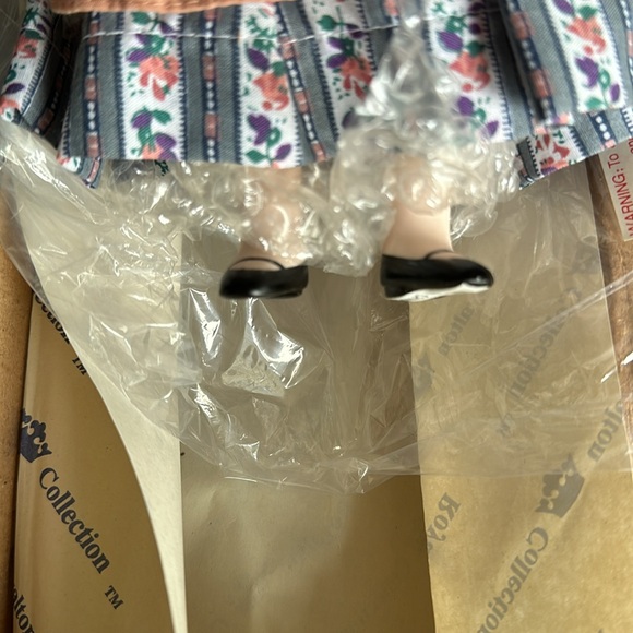 Never Used - Royalton Collection “Kirsi” 10” Porcelain Doll representing Finland - Picture 11 of 12